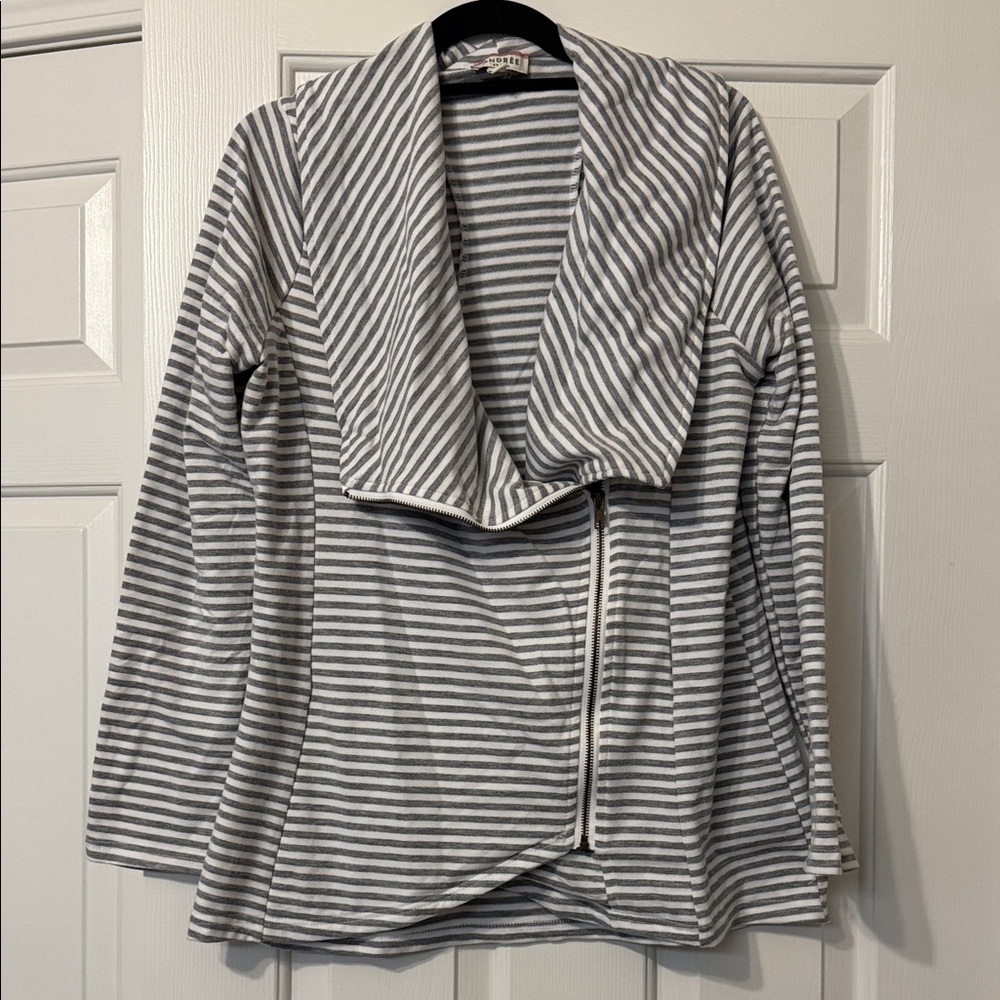 ANDREE BY UNIT Gray and White Striped Top
